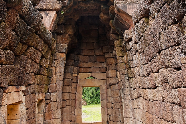 25-Prasat Ta Muen-012